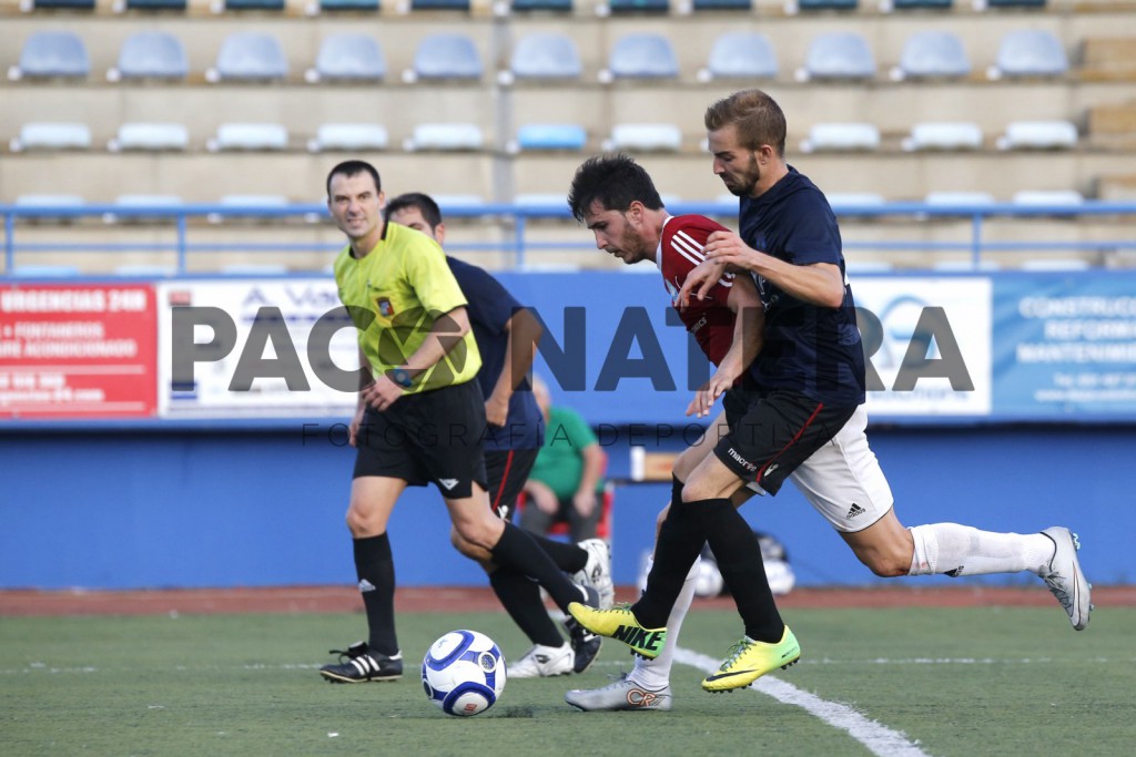 Carlos Vega conduce el balón ante la presión de un rival en el partido de la primera vuelta.