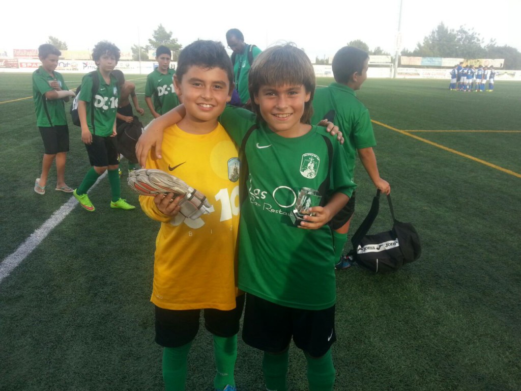 El joven Luka (d), junto con su hermano Tobías, con la camiseta del Sant Jordi.
