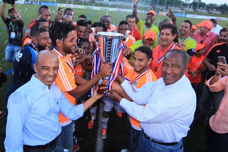 Momento en el que responsables del club levantan el trofeo (Foto: cibaocf.com).