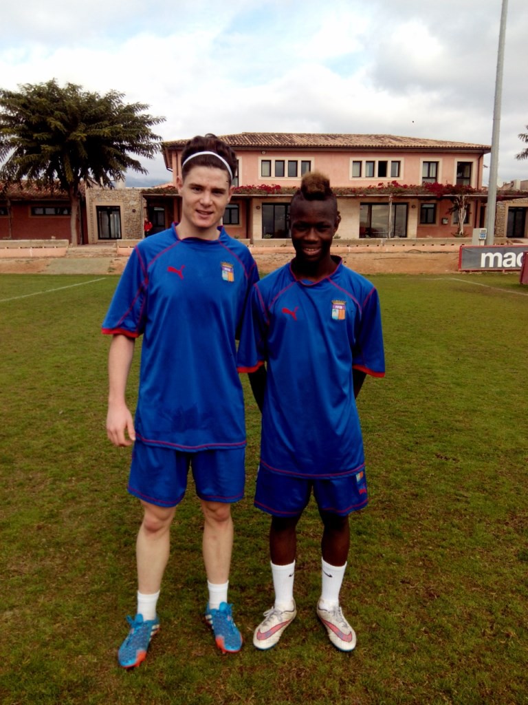 Gorka (i) y Moha posan para la cámara de Fútbol Balear en Son Bibiloni.