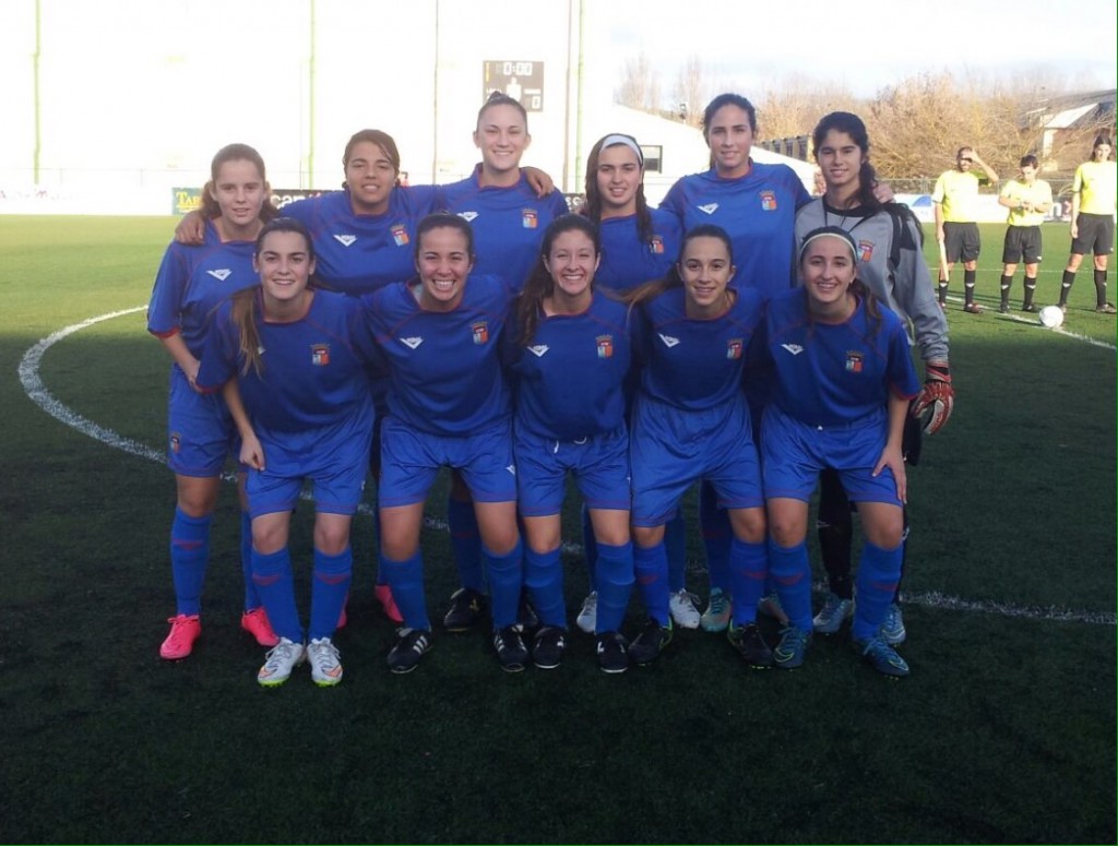 Diana Cabezuelo es la segunda por la derecha de las jugadores de pie (Foto: Fútbol Balear).