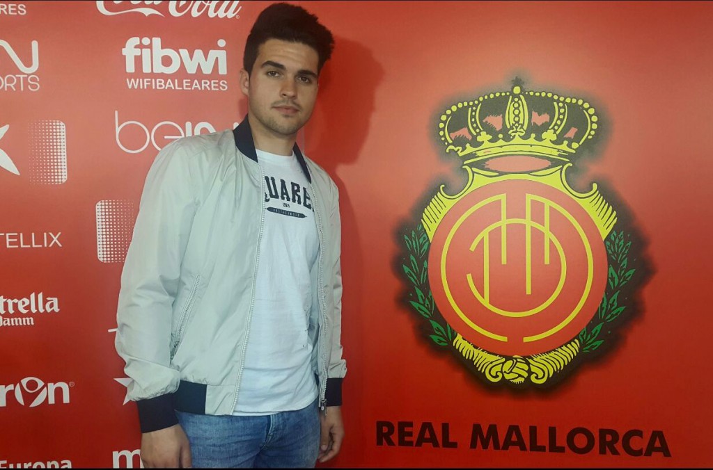 El joven extremo izquierdo pasa junto al escudo del Mallorca.