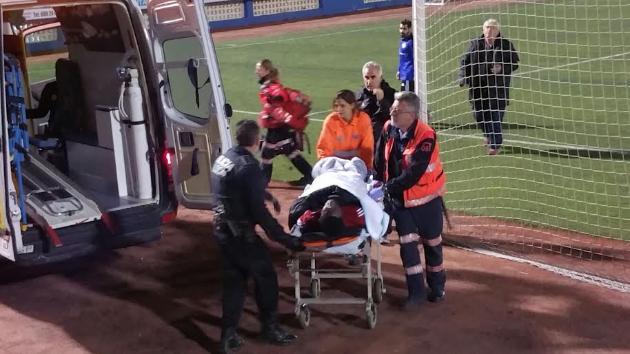 Momento en el que los profesionales sanitarios trasladan al jugador senegalés a la ambulancia.