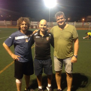 Walter, en el centro, posa con Óscar (i) y José, el delegado del equipo (Foto: Fútbol Pitiuso).