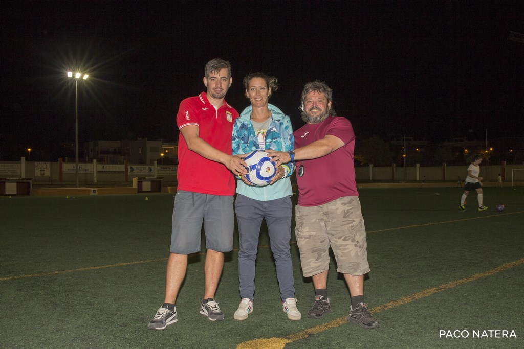 Willy, primer entrenador (i), Rebeca Poyatos, delegada y Diego Ribas, segundo técnico, se muestran ilusionados ante el nuevo proyecto deportivo del club.