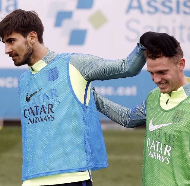 André Gomes acaricia la cabeza del Jordi Tur.