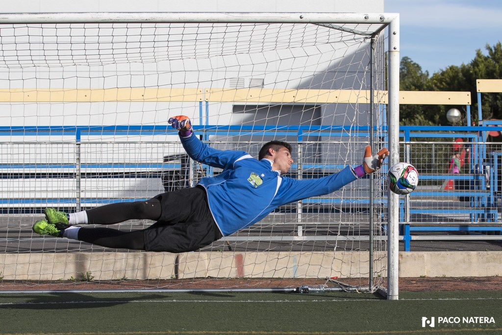 Un joven portero del San Rafael durante un entrenamiento.