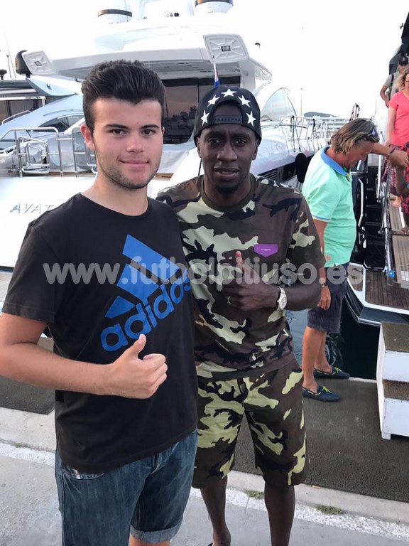 Matuidi, del PSG, con el joven aficionado.