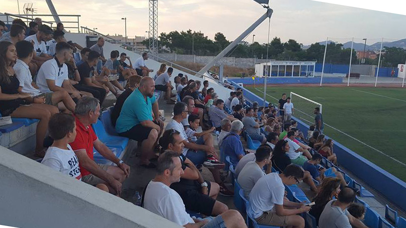 Buen ambiente en la grada nueva de Can Misses para ver el primer bolo de verano del nuevo Ibiza (Foto: Facebook).