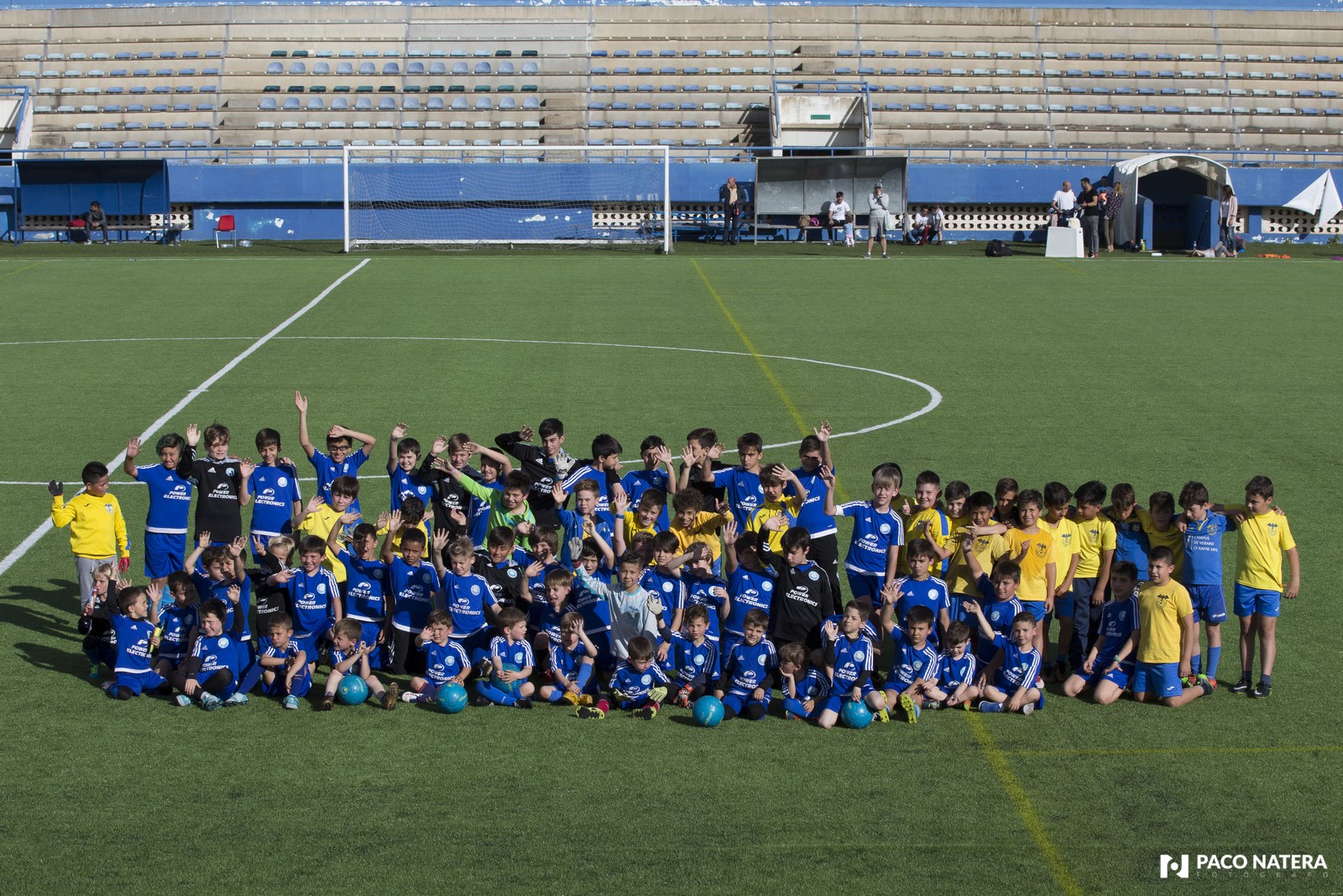 Jóvenes futbolistas posan para la cámara de Fútbol Pitiuso en Can Misses.