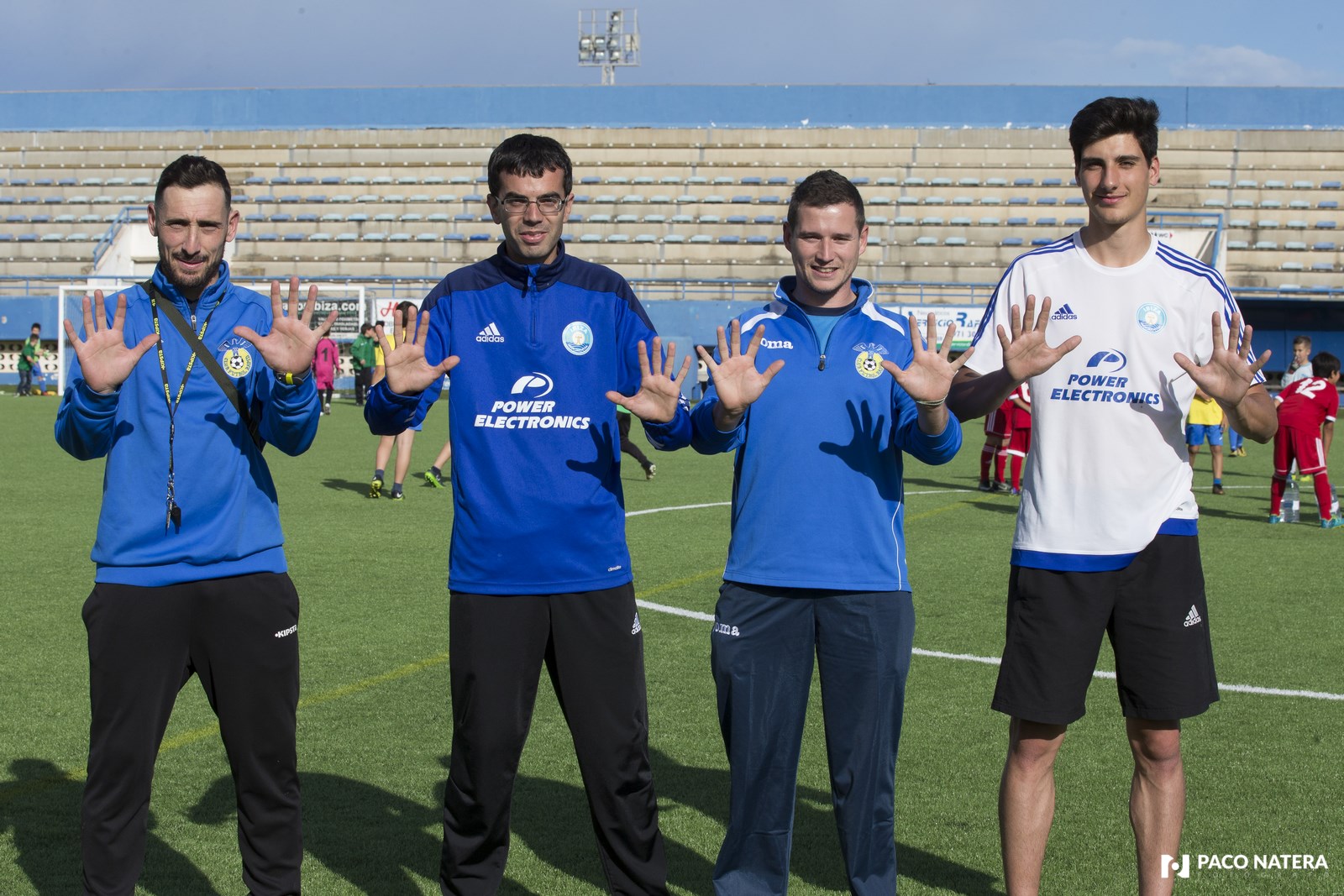 De izquierda a derecha: Ramiro, Jordi Riera, Juanan y Aitor, entrenadores de la base que muestran con sus manos los 10 años de Fútbol Pitiuso.