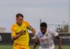 La Peña se estrella contra nueve y vuelve a mirar al abismo Un jugador de la Peña Deportiva disputa el balón con un futbolista del UCAM Murcia