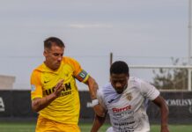 La Peña se estrella contra nueve y vuelve a mirar al abismo Un jugador de la Peña Deportiva disputa el balón con un futbolista del UCAM Murcia