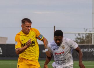 La Peña se estrella contra nueve y vuelve a mirar al abismo Un jugador de la Peña Deportiva disputa el balón con un futbolista del UCAM Murcia