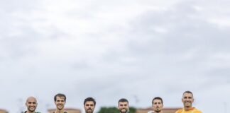El once inicial del UD Ibiza posa con su segunda equipación antes del partido contra el Águilas en El Rubial.