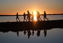 Corredores de la 15K Formentera Sunset Run 2026 durante la carrera al atardecer en Formentera.