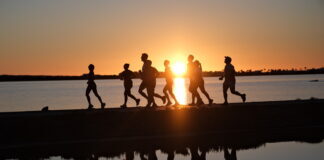 Corredores de la 15K Formentera Sunset Run 2026 durante la carrera al atardecer en Formentera.