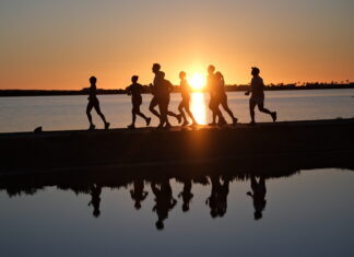 Corredores de la 15K Formentera Sunset Run 2026 durante la carrera al atardecer en Formentera.