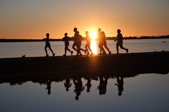 Corredores de la 15K Formentera Sunset Run 2026 durante la carrera al atardecer en Formentera.