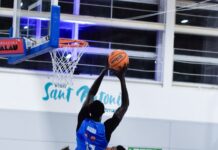 Lamin Dibba, jugador del Class Sant Antoni, intenta anotar ante la defensa del Llíria en Sa Pedrera.